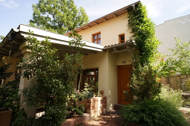 Wohnen mit besonderem Charakter – 3 Zi Balkon - ruhig, grün und hochwertig möbliert — photo 1